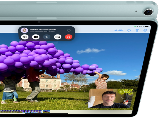 iPad Air avec caméra avant ultra grand-angle paysage 12 mégapixels montrant la fonctionnalité SharePlay dans FaceTime